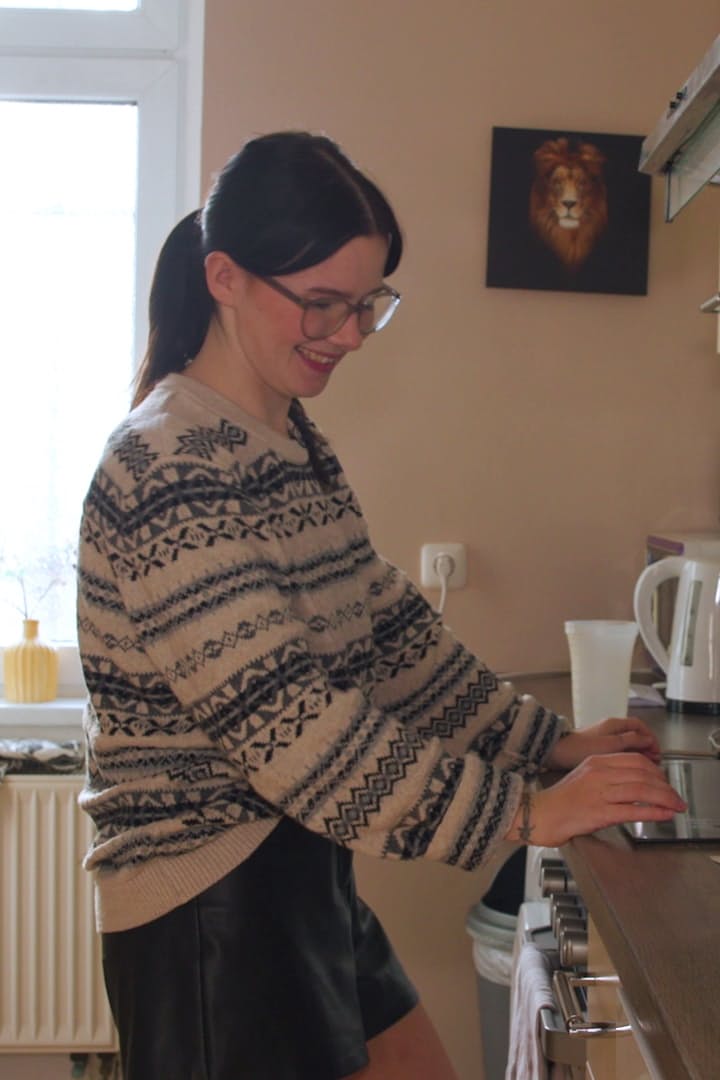 Die Sexy Brünette Mutter Roxi B Zieht Sich Komplett Aus Und Zeigt Dabei Ihre Großen Brüste