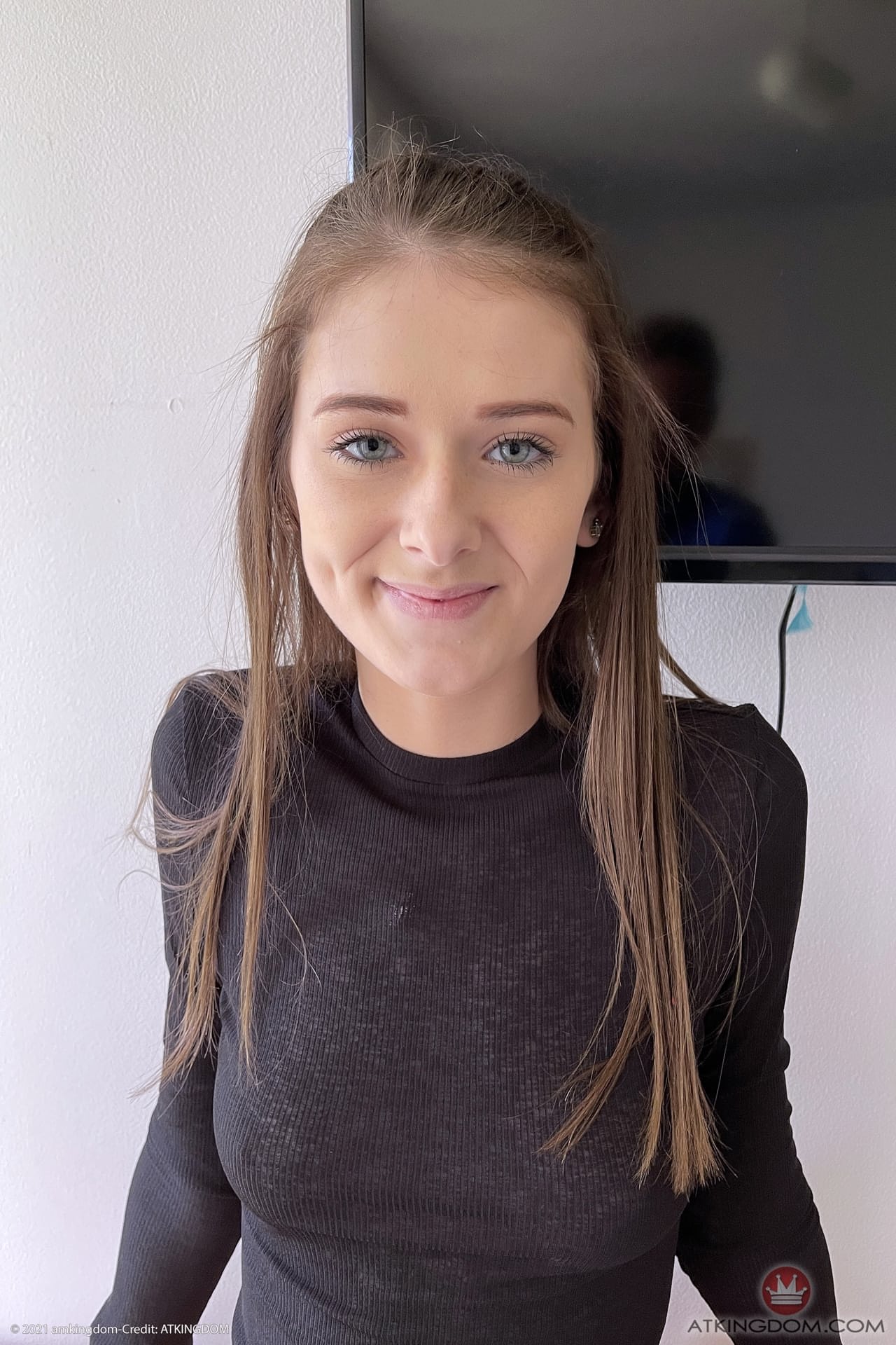 Die Süße Amateur-Schönheit Meloni Moon Zeigt Ihre Muschi Und Ihre Schlanken Beine Auf Einem Bett