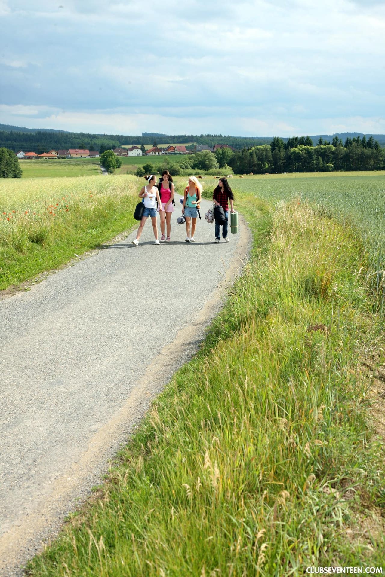 Geile Schulmädchen Lecken Sich Gegenseitig Die Muschi Bei Einem Rein Weiblichen Vierer Während Eines Campingausflugs