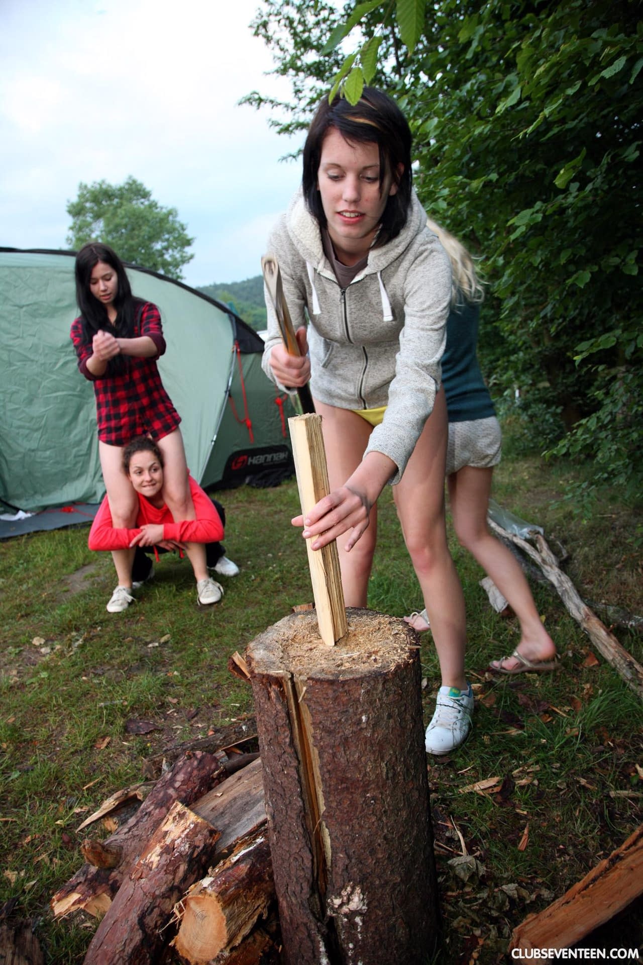 Geile Schulmädchen Lecken Sich Gegenseitig Die Muschi Bei Einem Rein Weiblichen Vierer Während Eines Campingausflugs