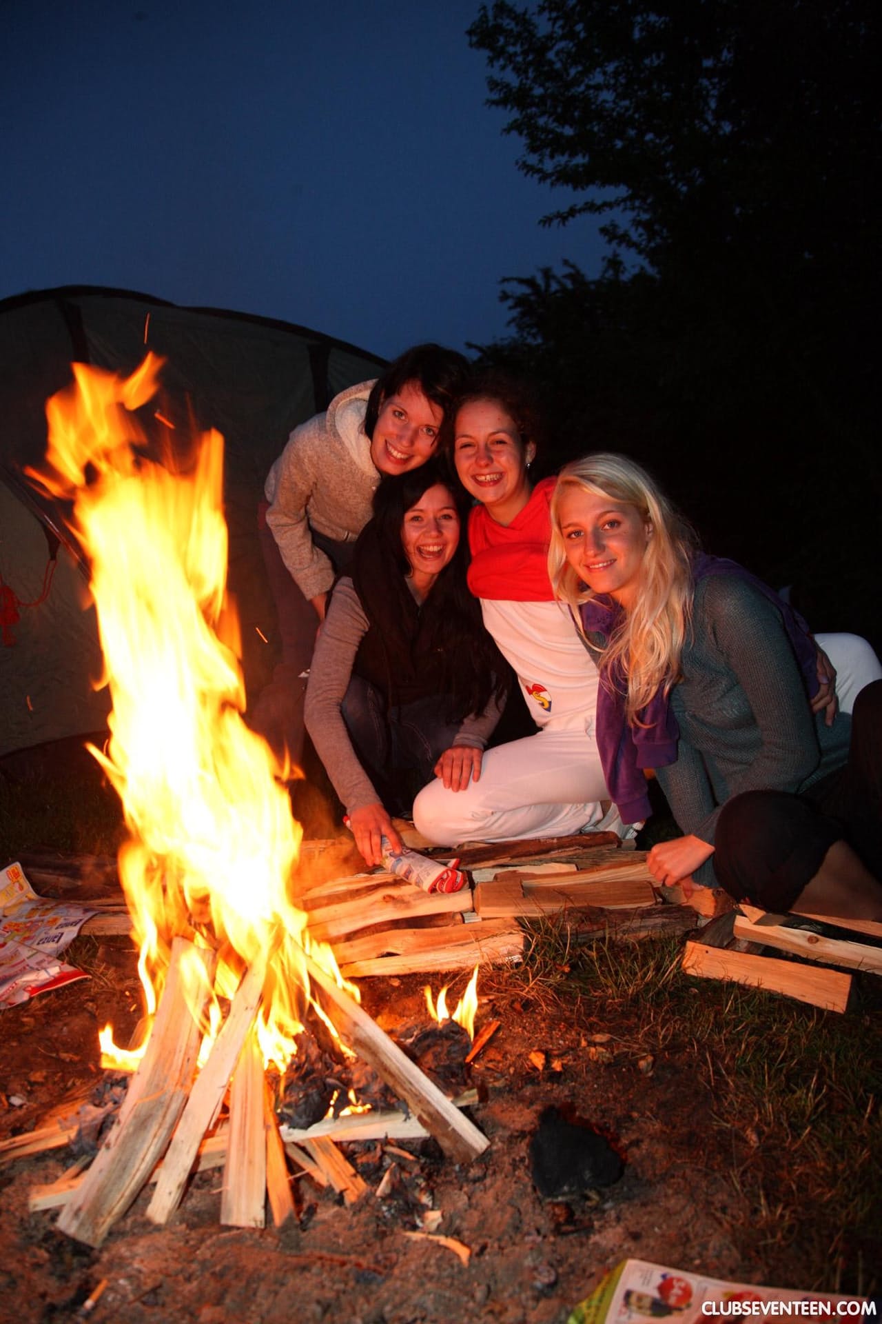 Geile Schulmädchen Lecken Sich Gegenseitig Die Muschi Bei Einem Rein Weiblichen Vierer Während Eines Campingausflugs
