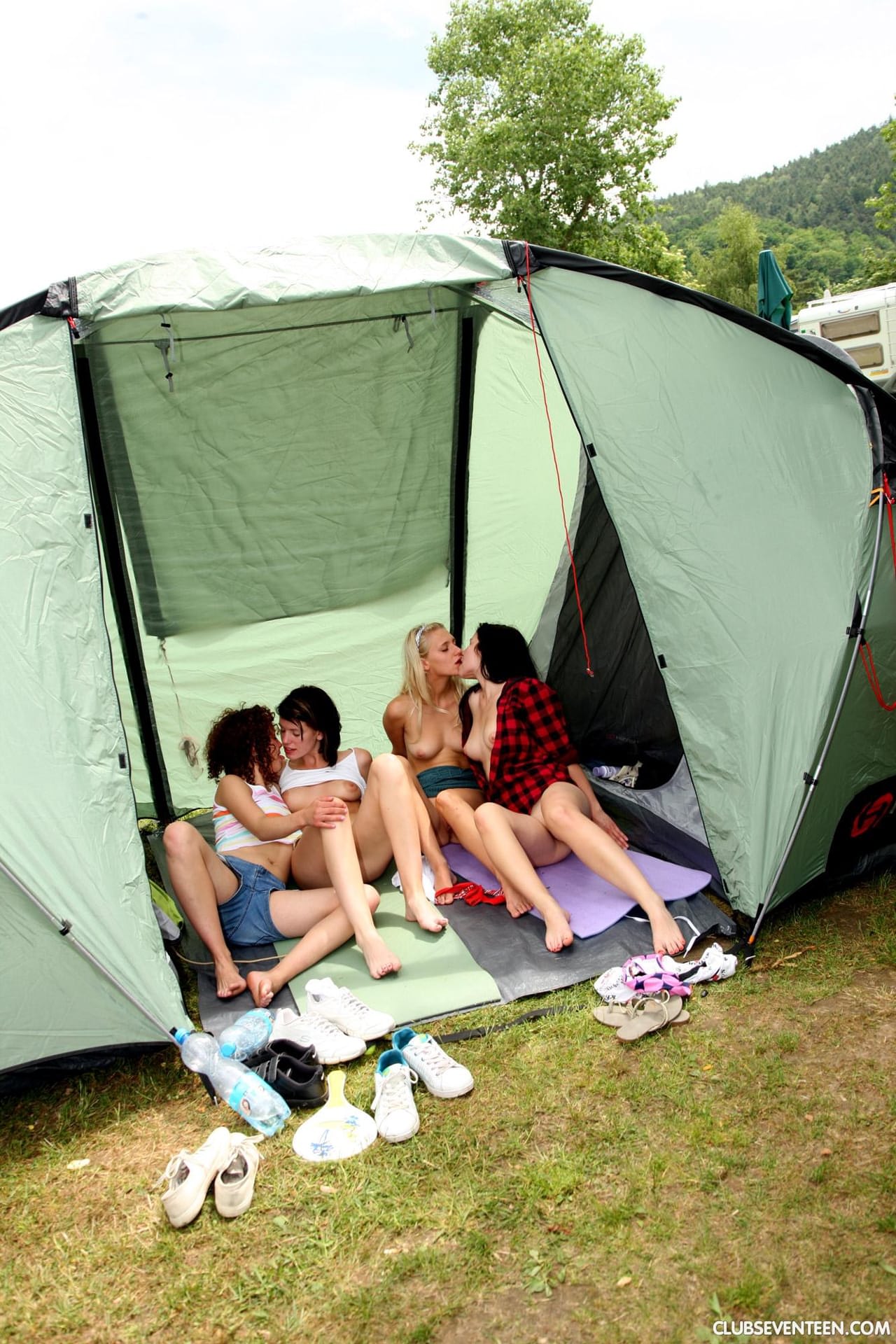 Geile Schulmädchen Lecken Sich Gegenseitig Die Muschi Bei Einem Rein Weiblichen Vierer Während Eines Campingausflugs