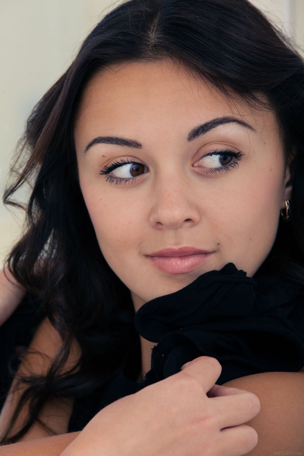 Die Glamouröse Ukrainerin Veselin Zieht Sich Aus Und Zeigt Ihren Sexy Körper Mit Bräunungsstreifen