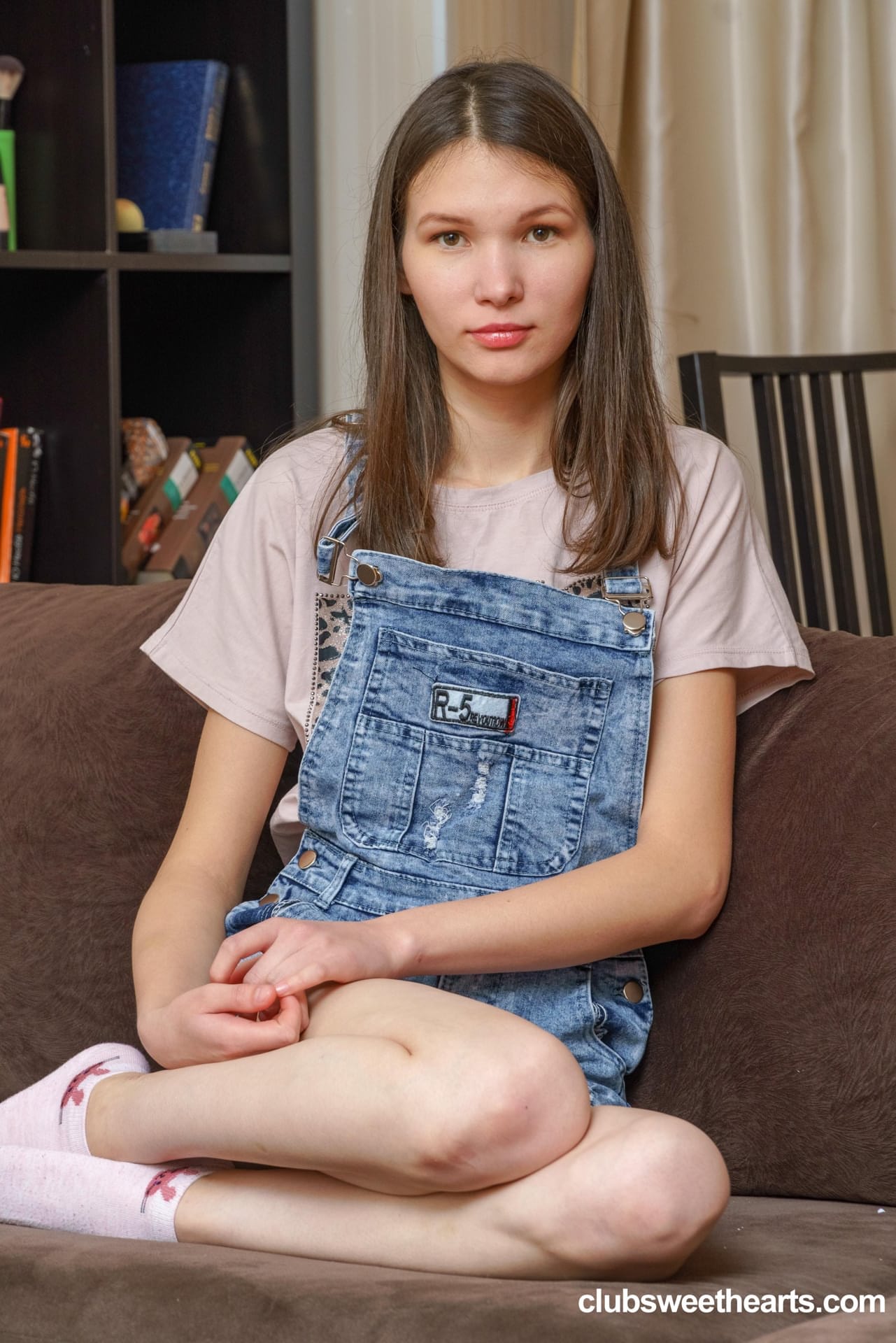 Die Hübsche Teenagerin Mellissa Streichelt Sanft Ihre Verlockende Muschi Auf Dem Sofa