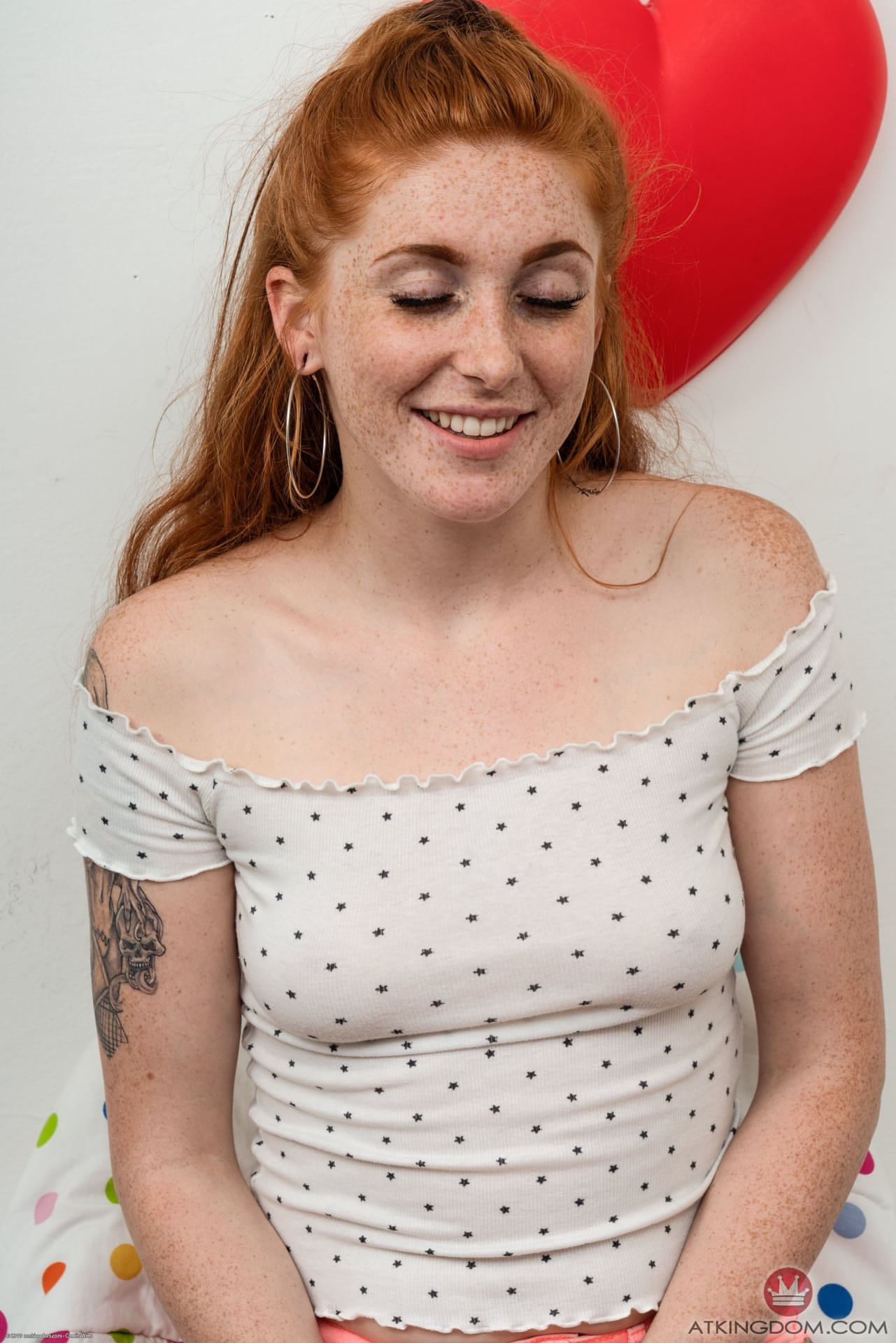 Die Wunderschöne Rothaarige Jayme Rae Zeigt Ihre Einladende, Rasierte Muschi Aus Nächster Nähe