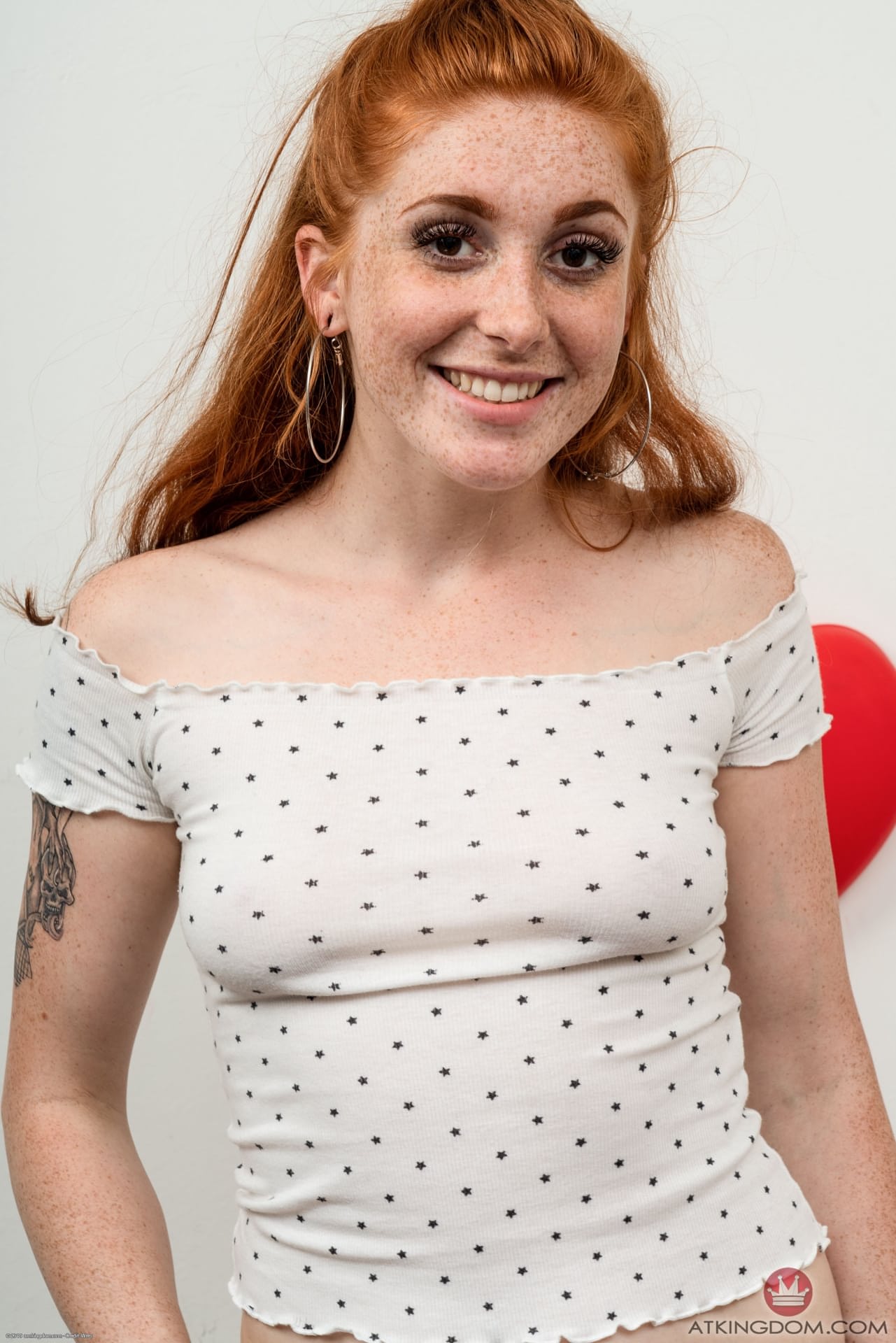 Die Wunderschöne Rothaarige Jayme Rae Zeigt Ihre Einladende, Rasierte Muschi Aus Nächster Nähe