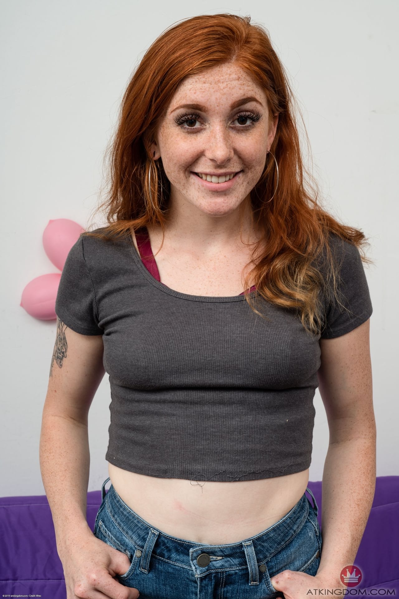 Die Sommersprossige, Rothaarige Amateur-Teenagerin Jayme Rae Zieht Sich Aus Und Zeigt Ihre Süße Muschi