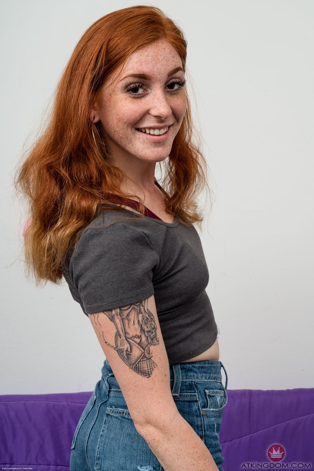 Die Sommersprossige, Rothaarige Amateur-Teenagerin Jayme Rae Zieht Sich Aus Und Zeigt Ihre Süße Muschi