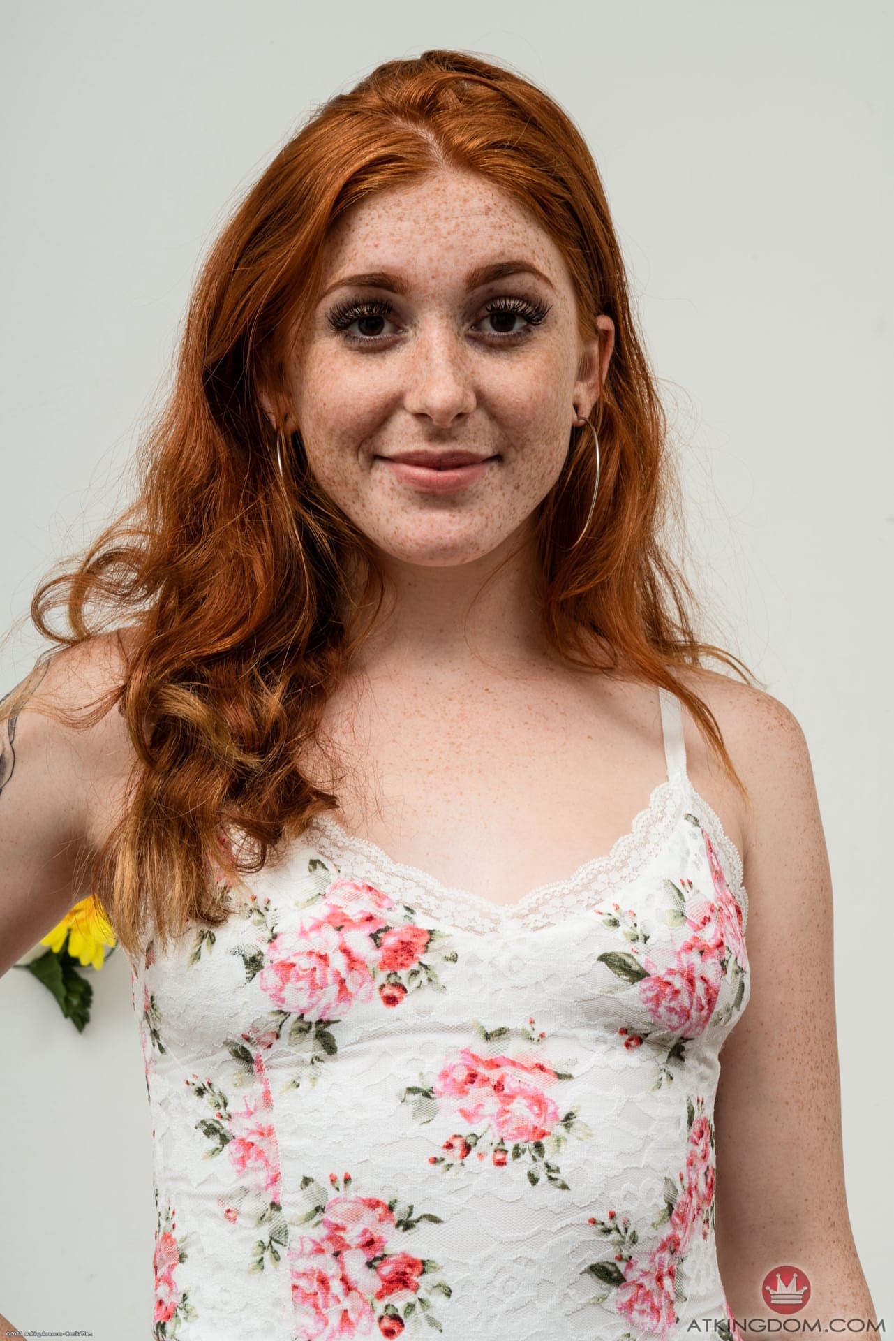 Die Sexy Teenagerin Jayme Rae Zeigt Ihre Schönen Brüste Und Spreizt Ihre Rasierte Muschi Aus Nächster Nähe