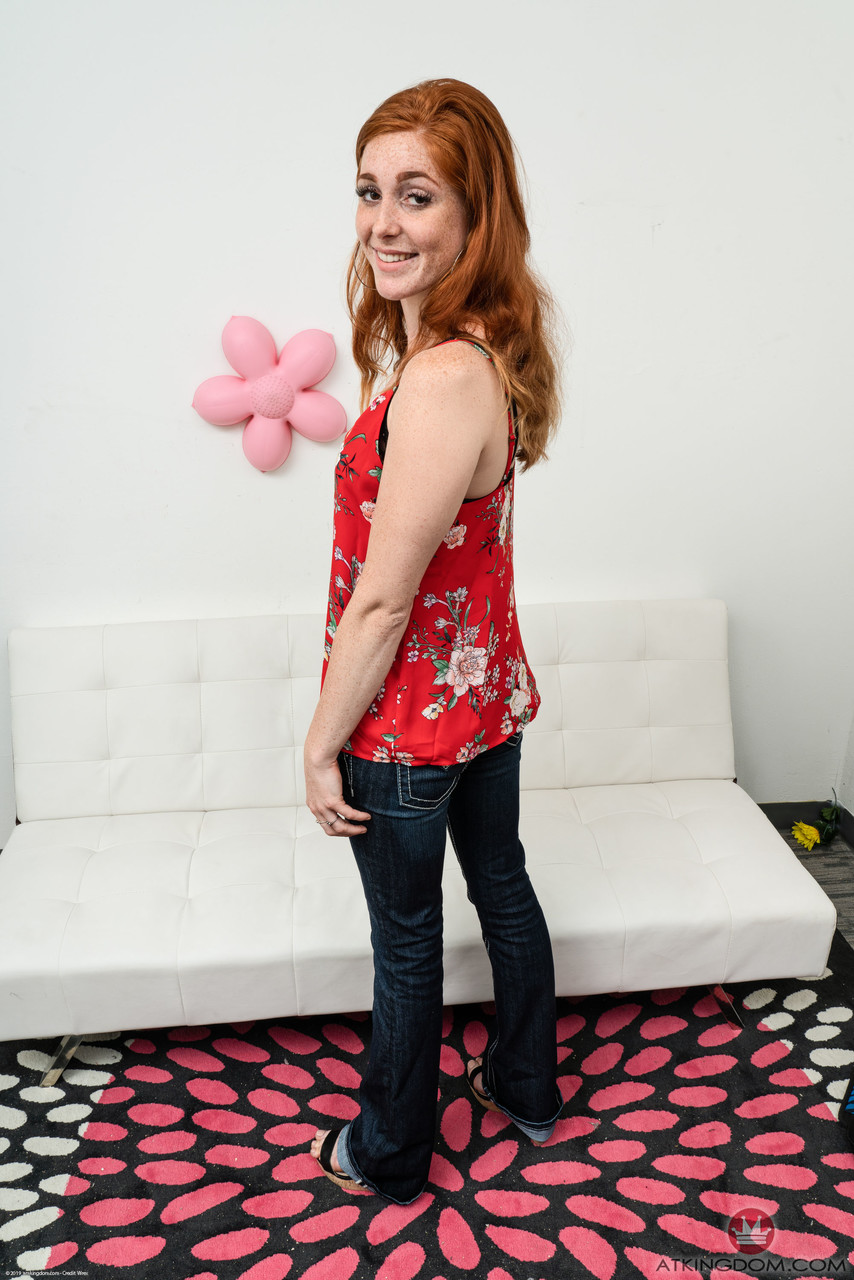 Die Süße Rothaarige Mit Sommersprossen, Jayme Rae, Spreizt Mit Den Fingern Ihre Enge, Rosa Muschi