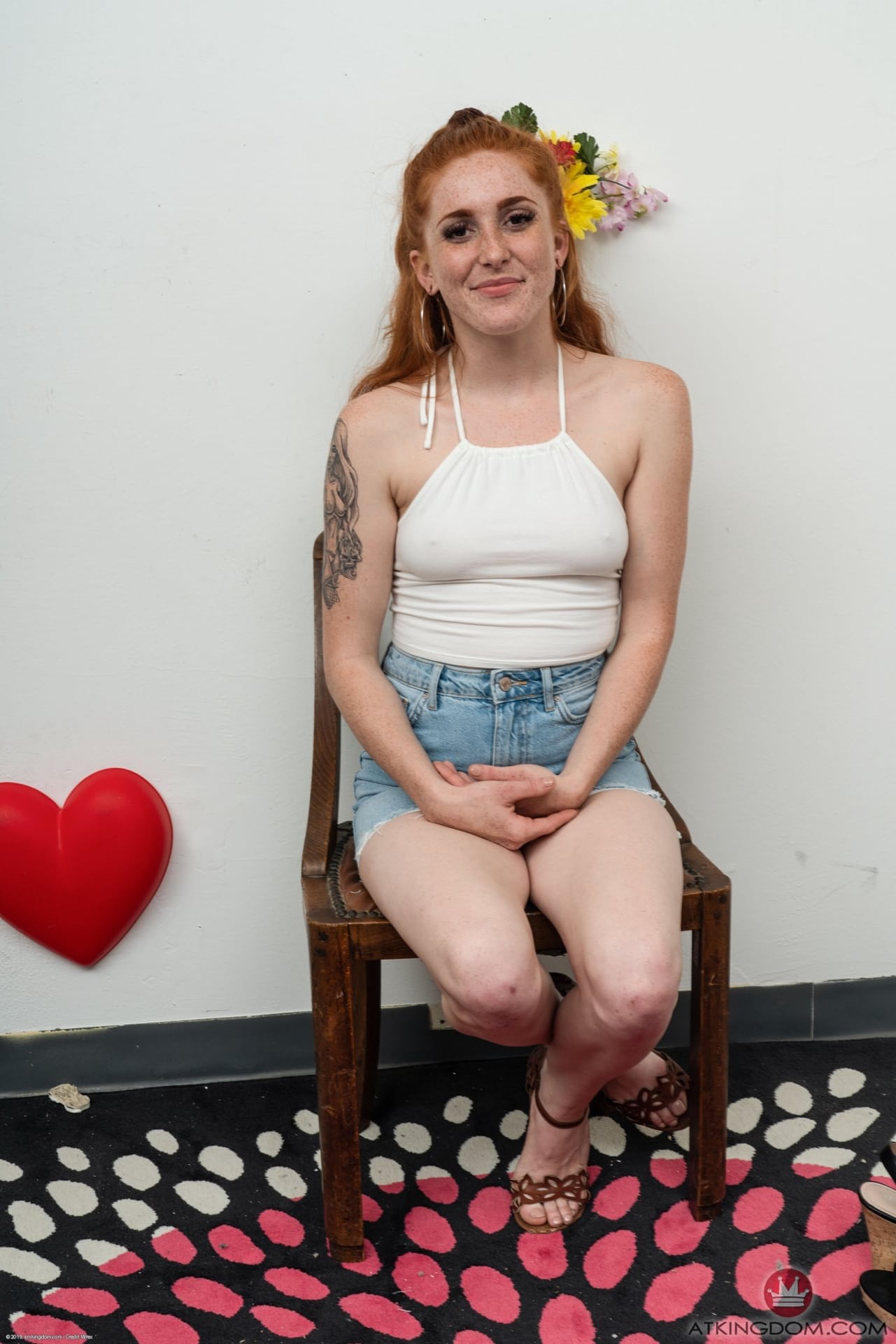 Die Blasse Rothaarige Jayme Rae Zieht Ihre Shorts Und Sandalen Aus Und Zieht Sich Auf Einem Stuhl Aus