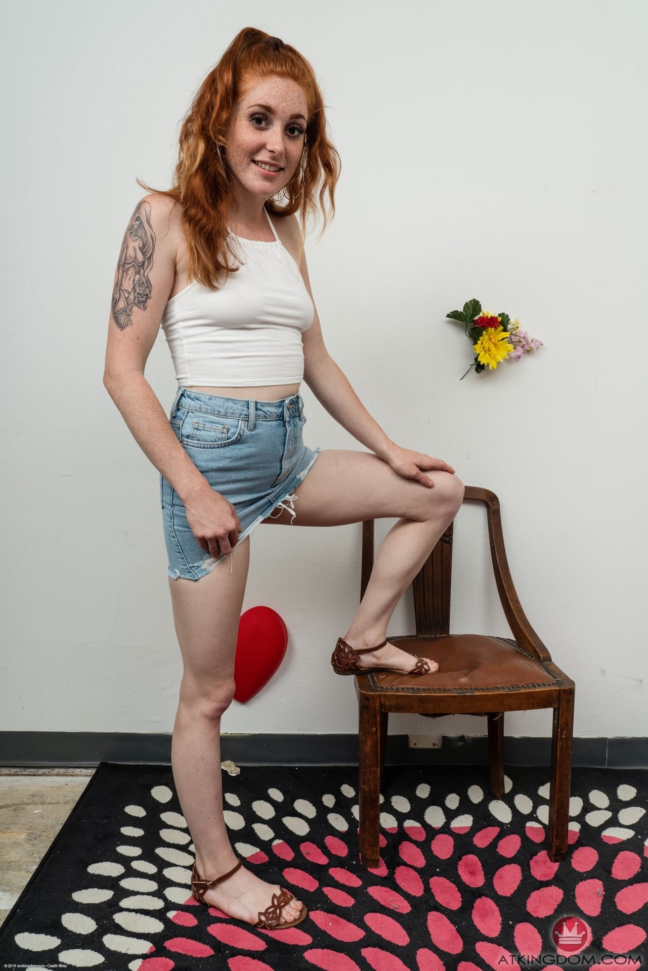 Die Blasse Rothaarige Jayme Rae Zieht Ihre Shorts Und Sandalen Aus Und Zieht Sich Auf Einem Stuhl Aus