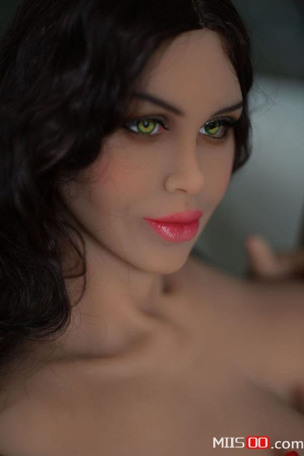 Eine Sexy Sexpuppe Entblößt Ihre Prallen Brüste, Bevor Sie Nackt In Stiefeln Dasteht