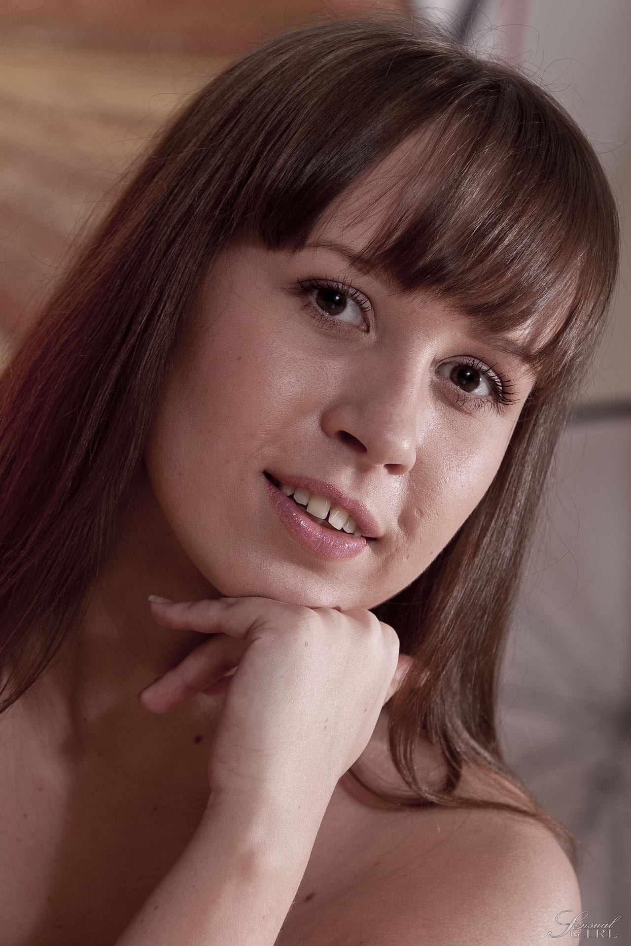 Das Zierliche Glamour-Girl Grace Noel Zieht Ihr Rosa Höschen Aus, Um Ihren Kleinen Po Am Set Zu Zeigen